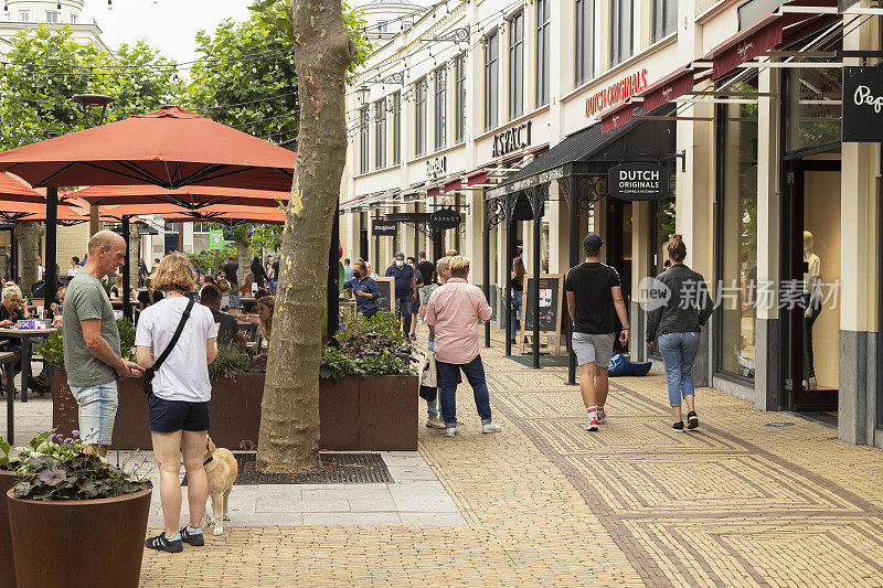 在Batavia Stad Fashion Outlet购物，这是荷兰第一家时尚Outlet，位于Lelystad的Markermeer;Flevoland。